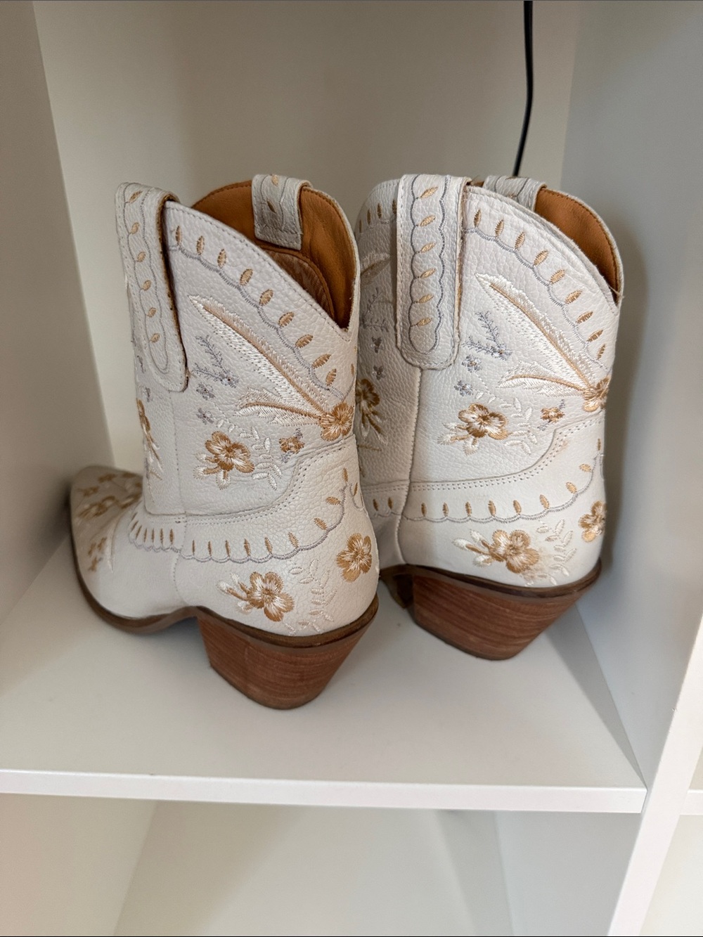 dingo White Floral Embroidered Western Ankle Boots - Picture 3 of 3